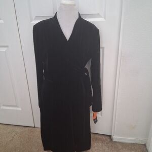 NWT Vitgo Elegant Black Velvet Wrap Dress   Size 14